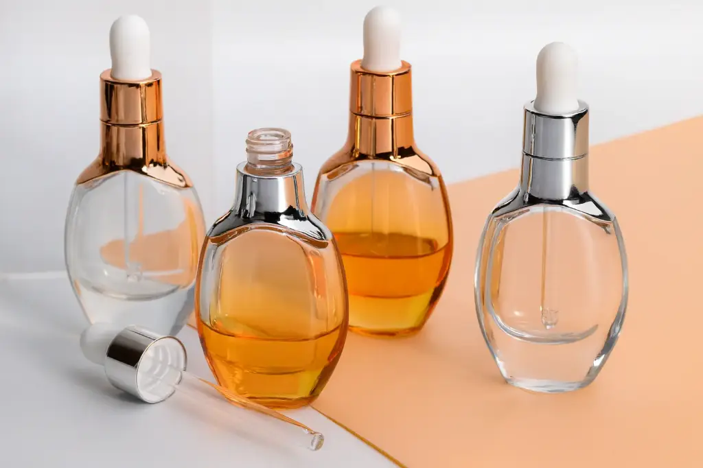 [GL-P MP3145] Wholesale 35ml Oval Cosmetic Packaging Clear Essential Oil Glass Dropper Bottle